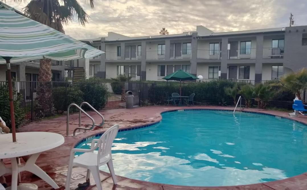 Super 8 By Wyndham Barstow Hotel Екстериор снимка