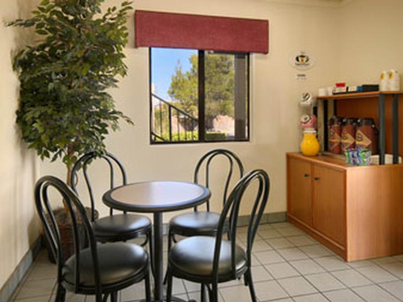 Super 8 By Wyndham Barstow Hotel Ресторант снимка
