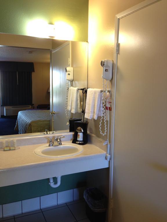 Super 8 By Wyndham Barstow Hotel Стая снимка